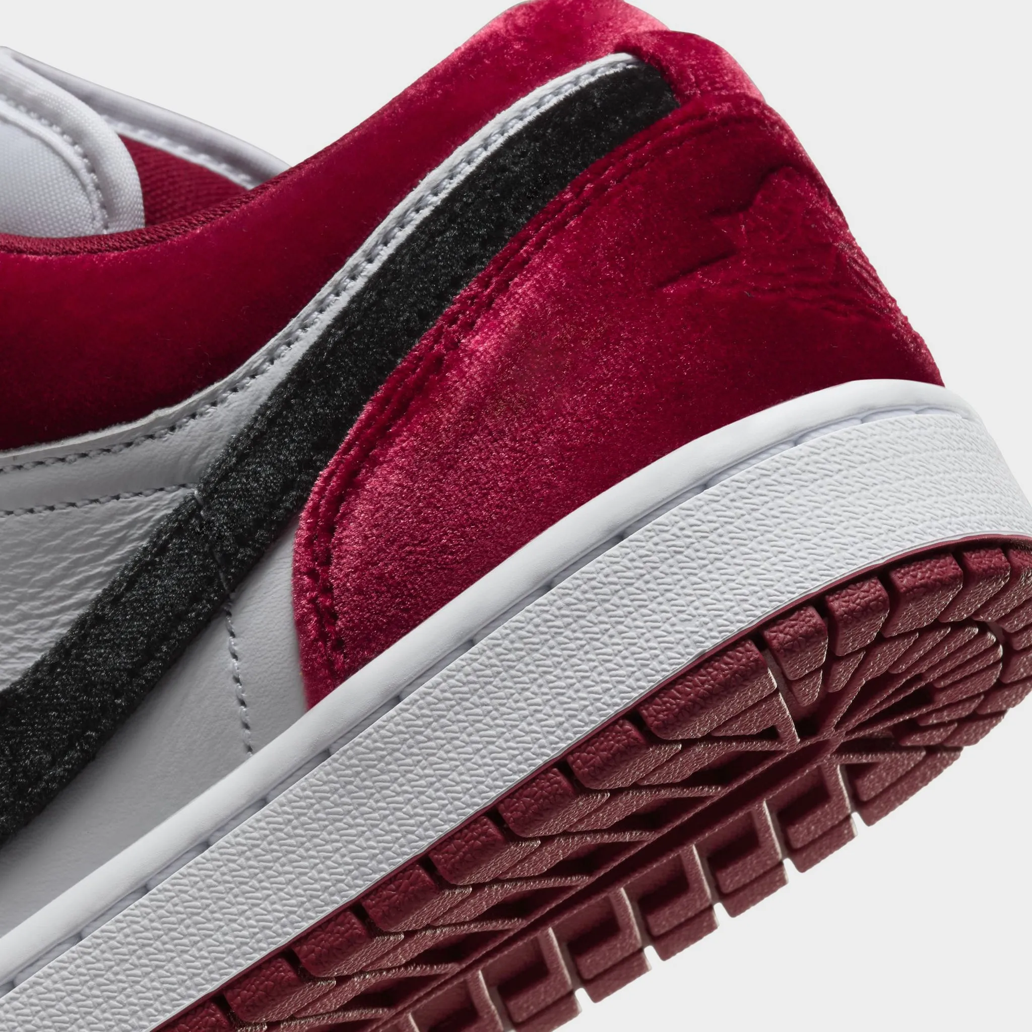 Jordan Women's 1 Low SE Black / White - Team Red
