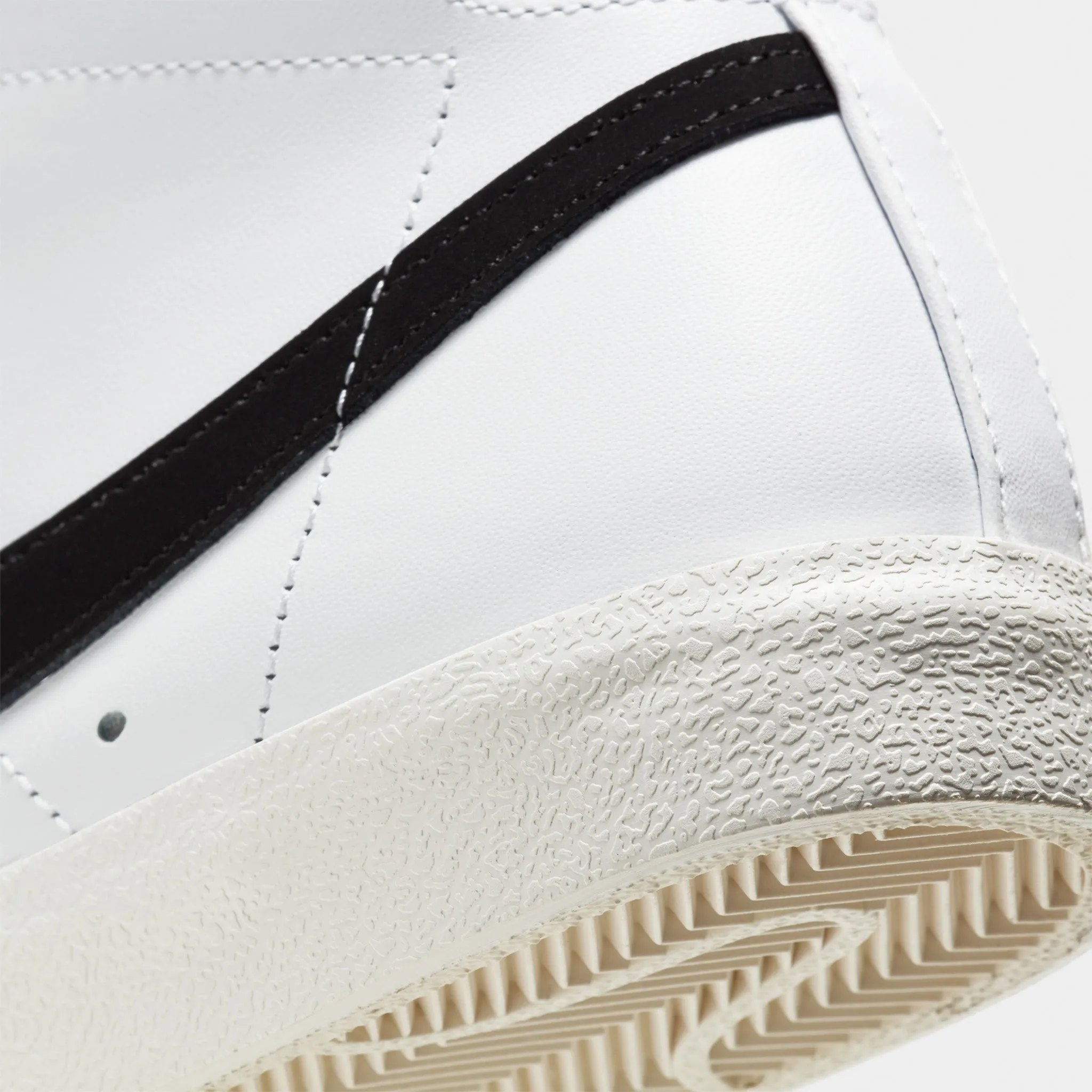 Nike Women's Blazer Mid '77 White / Black